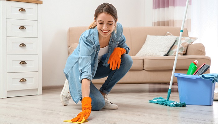 Vor der Pflege kommt erst die Reinigung. ( Foto: Shutterstock-_ Prostock-studio )