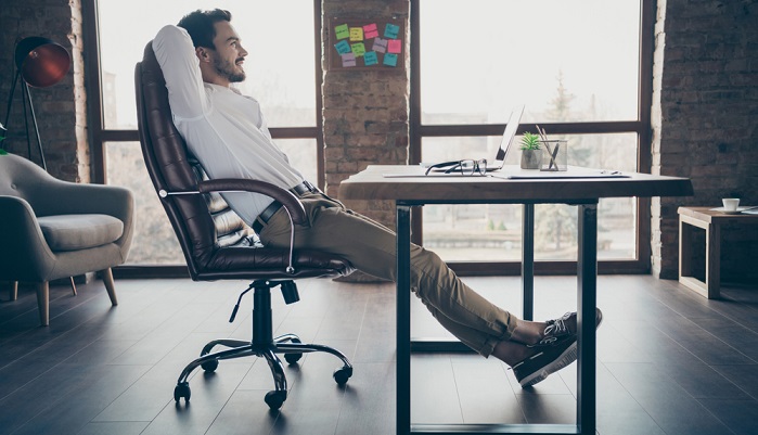 Bürostühle damals und heute ( Foto: Shutterstock- Roman Samborskyi  )