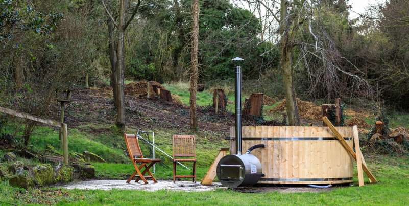 Hot Tubs lassen sich sowohl von außen als auch innen beheizen ( Foto: Shutterstock- Mark Simpson Images )