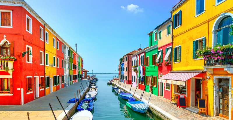 Burano, eine Lagunen-Insel von Venedig, ist für ihre bunten Fischerhäuser bekannt. ( Lizenzdoku: Shutterstock- StevanZZ )