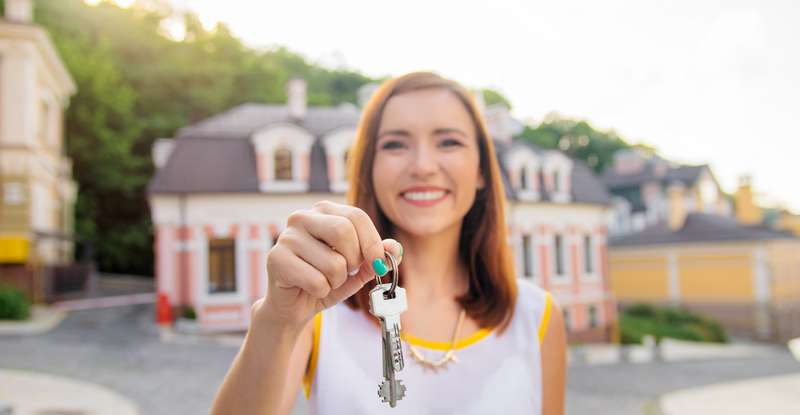 Um Immobilien verkaufen zu können, müssen vor allem die Unterlagen zum Objekt vollständig sein.  ( Foto: Shutterstock- kudia )