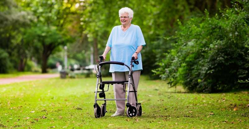 Der Rollator hat sich im vergangenen Jahrzehnt zu dem Hilfsmittel schlechthin entwickelt. ( Foto: Shutterstock-FamVeld )