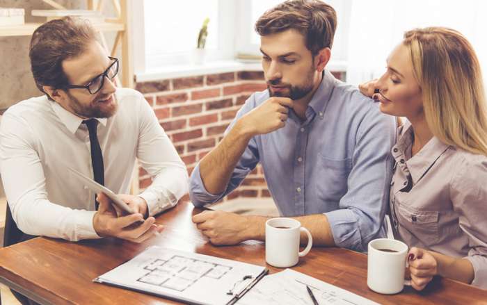 Sicher sind im Vorfeld viele Gespräche nötig aber dann kümmerst sich der Bauträger um alles Nötige ( Foto: Adobe Stock -  georgerudy )