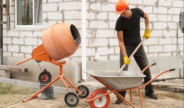 Die Arbeit beim Umbau geht deutlich leichter von der Hand, wenn die nötigen Baumaschinen vorhanden sind. ( Foto: Shutterstock - Kuchina )