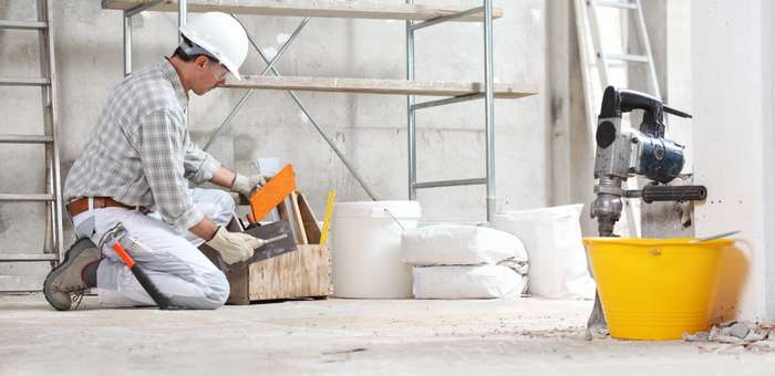 Während Kleingeräte wie die Bohrmaschine sicherlich kaum ausgeliehen werden, stellt sich bei größeren Geräten die Frage, ob es nicht sinnvoller ist, diese auszuleihen, statt zu kaufen. ( Foto: Shutterstock - amedeoemaja)