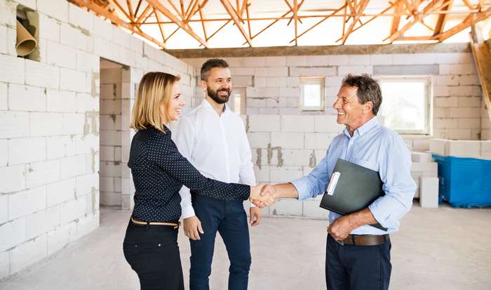 Wer selbst noch kein Haus gebaut hat, ist ohnehin besser in den Händen eines Architekten aufgehoben, denn nur allzu leicht können Planungsfehler entstehen, die sich mit ein wenig Erfahrung hätten vermeiden lassen. ( Foto: Adobe Stock - Halfpoint )