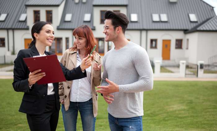 Sollte beim Kauf des Grundstücks ein Makler beteiligt gewesen sein, muss er ebenfalls bezahlt werden. ( Foto: Adobe Stock - leszekglasner )