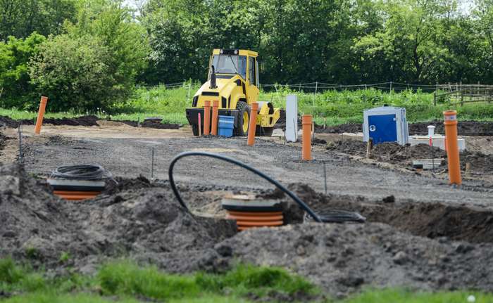 Falls das Grundstück weder Gas noch Wasser- oder Stromanschlüsse hat, muss es zunächst erschlossen und an das lokale Netzwerk angegliedert werden. ( Foto: Adobe Stock - benjaminnolte )