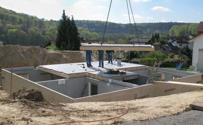 Die gegossenen Betonfertigteile sind absolut wasserdicht und stehen den üblichen gemauerten Wänden eines festen Kellers in nichts nach. ( Foto: Adobe Stock -  E. Adler ) 