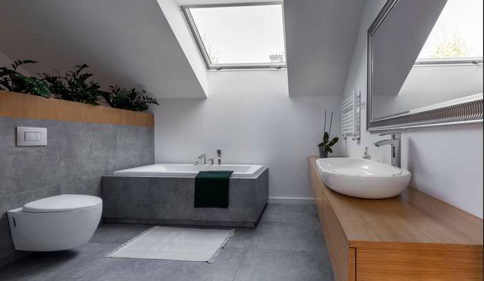 Ein Badezimmer unter dem Dach bedeutet auch oft eine Entscheidung zwischen einer Dusche und einer Wanne zu treffen. ( Foto: Adobe Stock -  Cinematographer ) 