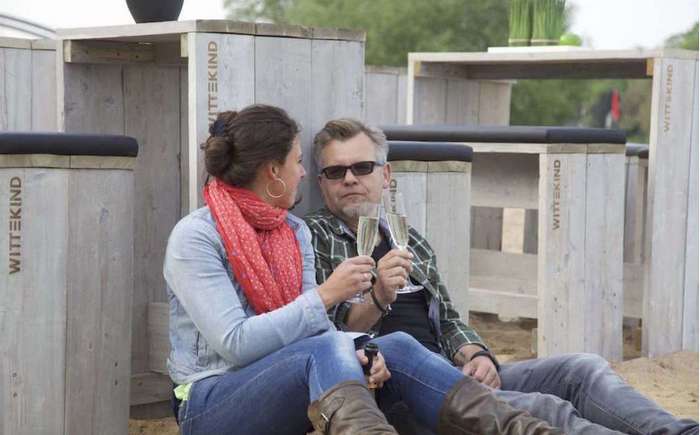 Menschen kommen im öffentlichen Raum an verschiedenen Stellen zusammen. ( Foto: wittekind-moebel )