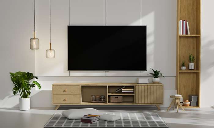 Grundsätzlich ist es so, dass mit zunehmender Bildschirmgröße auch der Abstand zum Sitzplatz länger sein sollte. ( Foto: Adobe Stock - bongkarn )