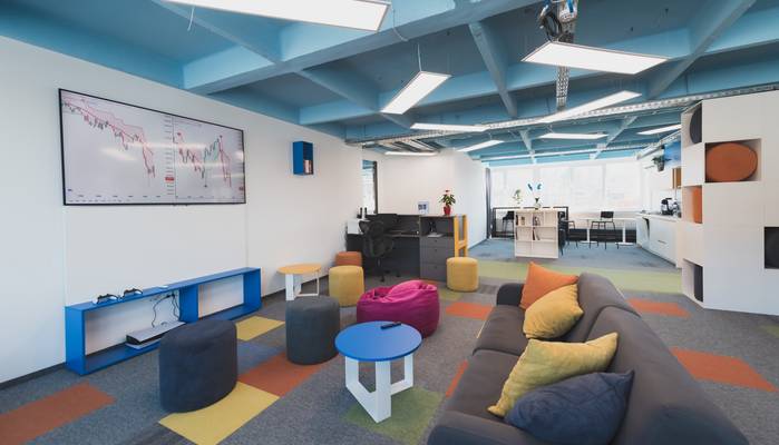 Lounge-Bereiche bringen in Zellenbüros (und davor) Kommunikation in Gang. Moderne Bürokonzepte setzen bewusst auf ein Fördern der Kommunikation. (Foto: AdobeStock - shock)