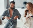 Bademäntel richtig aufbewahren: Besser hängend oder liegend lagern? (Foto: Adobe Stock-gstockstudio)