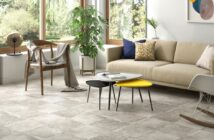 PVC-Boden: Vinyl-Rollenware neu erleben! Hier im Bild: Gerflor Mipolam GmbH – Gerflor Texline HQR "2213 Wabi Light Grey" (Foto: Bricoflor)