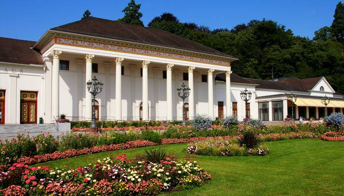 Direkt am Schwarzwald liegt das Casino von Baden-Baden, das inmitten von weitläufigen Gärten steht und somit eine traumhafte Kulisse für die Spieler bietet. ( Foto: Adobe Stock-Globetrotter1)