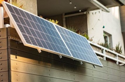 Berlin erweitert Förderprogramm für Solarkraft auf Eigentümer und (Foto: AdobeStock - Robert Poorten 565848580)