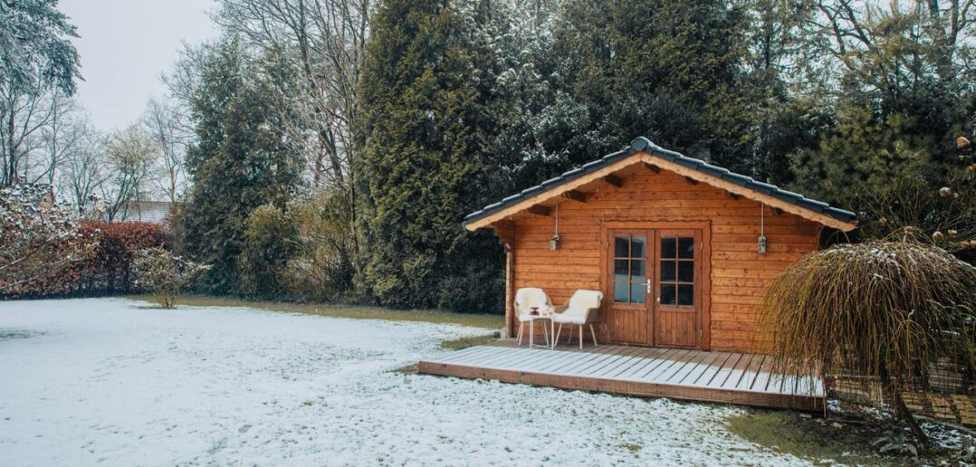 Gartenhaus winterfest machen: Mit diesen einfachen Schritten gut durch die kalte Jahreszeit kommen (Foto: AdobeStock - 496262856 Marianna)