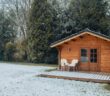 Gartenhaus winterfest machen: Mit diesen einfachen Schritten gut durch die kalte Jahreszeit kommen (Foto: AdobeStock - 496262856 Marianna)