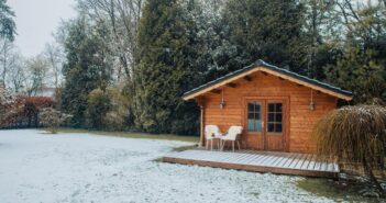 Gartenhaus winterfest machen: Mit diesen einfachen Schritten gut durch die kalte Jahreszeit kommen (Foto: AdobeStock - 496262856 Marianna)