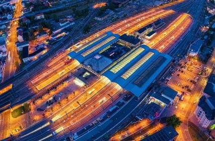 Halle (Saale) Hbf und Nordhorn: Bahnhöfe des Jahres 2022 (Foto: AdobeStock - Mathias Weil 375686561)