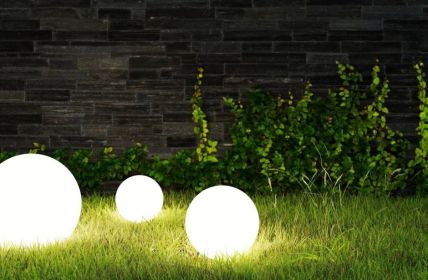 Stilvolle Beleuchtung für den Garten - LED-Kugelleuchten "Shining (Foto: AdobeStock 458259575 Robert Kneschke)