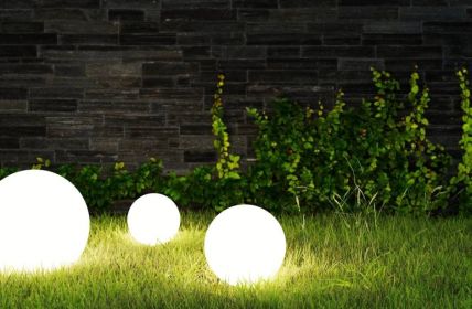 Stilvolle Beleuchtung für den Garten - LED-Kugelleuchten "Shining (Foto: AdobeStock 458259575 Robert Kneschke)