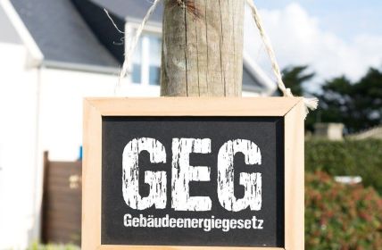 Neue Vorgaben für Heizungen und Gebäude: Vereinbar mit (Foto: AdobeStock - studio v-zwoelf 598495838)