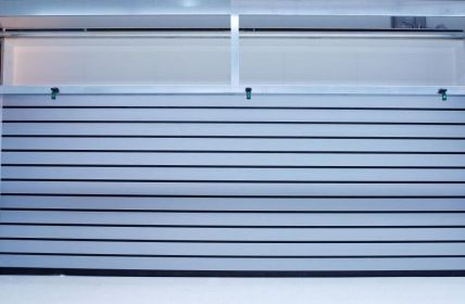 EFAFLEX präsentiert innovative und nachhaltige Torvarianten auf der LogiMAT (Foto: EFAFLEX Tor- und Sicherheitssysteme GmbH & Co. KG)