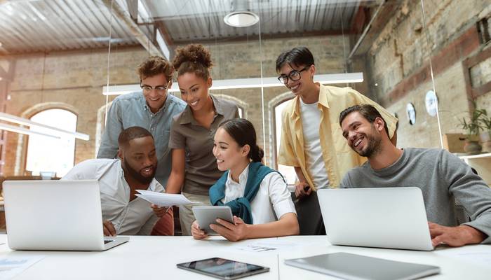 In einem modernen Büro spielen Smart Office Technologien eine entscheidende Rolle, um den Arbeitsalltag effizienter und angenehmer zu gestalten. (Foto: AdobeStock - 310079315 Svitlana)
