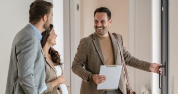 Die besten Wohnungsbesichtigung Fragen für Ihre perfekte Wohnung (Foto: AdobeStock 611093060 lordn)