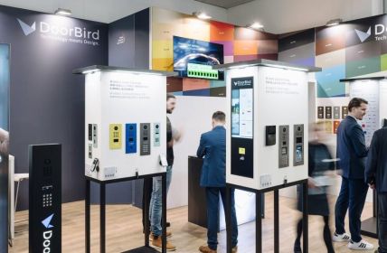 DoorBird setzt neue Maßstäbe in der Zutrittskontrolle und (Foto: Malik Pahlmann)