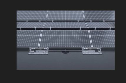 Optimierte Palettenlogistik stapelt bis zu 75 kWp Modulträger effizient Innovative kompakte werkzeuglose Ein-Personen-PV-Montage ermöglicht schnelle Installation auf (Foto: OCOMPACT Europe GmbH)