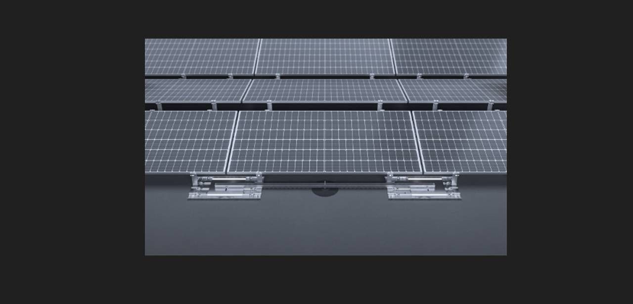 Optimierte Palettenlogistik stapelt bis zu 75 kWp Modulträger effizient Innovative kompakte werkzeuglose Ein-Personen-PV-Montage ermöglicht schnelle Installation auf (Foto: OCOMPACT Europe GmbH)