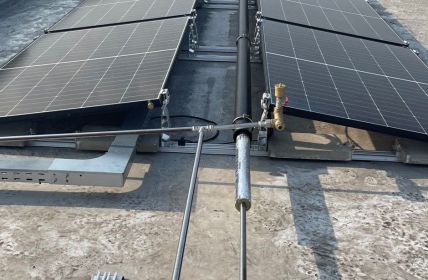 Zentrale Regelung misst, optimiert und visualisiert alle Energieflüsse live SHK-Fachbetrieb nutzt 24 Hybridkollektoren komplett für Heizung und (Foto: TWL Technologie GmbH)