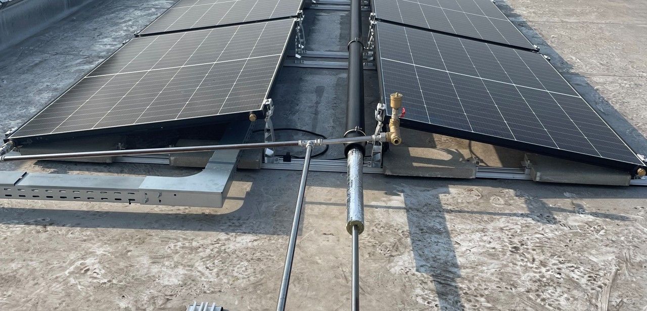 Zentrale Regelung misst, optimiert und visualisiert alle Energieflüsse live SHK-Fachbetrieb nutzt 24 Hybridkollektoren komplett für Heizung und (Foto: TWL Technologie GmbH)