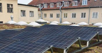 Werkzeuglose TRITON flora Lösung fixiert PV-Module sicher ohne Durchdringung Werkzeuglose TRITON flora Lösung fixiert PV-Module sicher ohne (Foto: T.Werk GmbH)