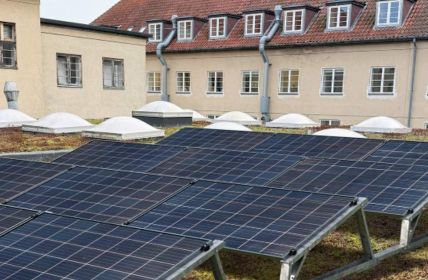 Werkzeuglose TRITON flora Lösung fixiert PV-Module sicher ohne Durchdringung Werkzeuglose TRITON flora Lösung fixiert PV-Module sicher ohne (Foto: T.Werk GmbH)