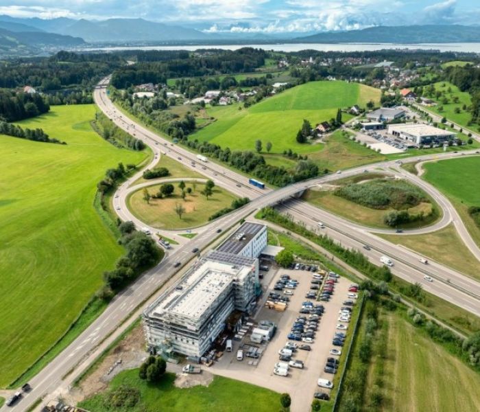 Moderne nachhaltige Aufstockung des Fertigungsgeb&auml;udes am Bodensee (Foto: tecnotron elektronik gmbh)