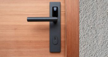 Brandschutz trifft Nachhaltigkeit: Holz als zukunftsfähiger Baustoff im Objektbau (Foto: AdobeStock - Gerd - 536851996)