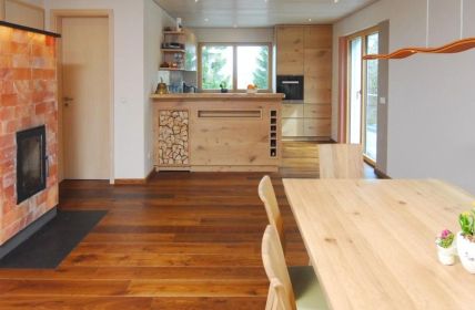 Altbau ohne Estrich modernisieren: Wärmepumpe und Lehmbauplatten effizient (Foto: naturbo)