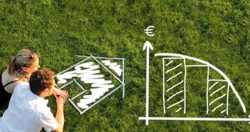 Höhere Anfangstilgung reduziert Kreditlaufzeit und spart erhebliche Zinskosten (Foto: AdobeStock - RioPatuca Images - 64276859)