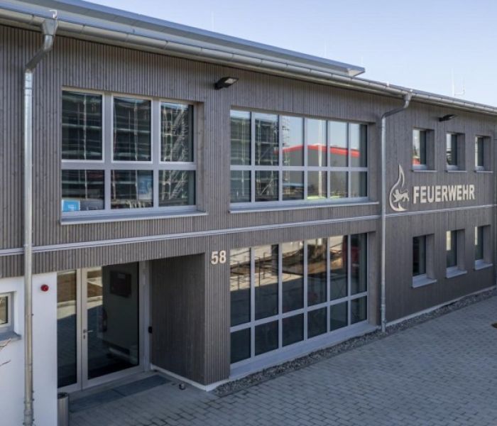 Nat&uuml;rliche Fassadengestaltung am Feuerwehrgeb&auml;ude in Aufhausen (Foto: Ladenburger GmbH)
