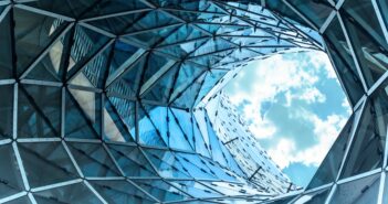 Die Ästhetik der Unsichtbarkeit: Wie Sicherheitsglas die moderne Architektur revolutioniert (Foto: AdobeStock - Oleksii Sergieiev - 121717729)