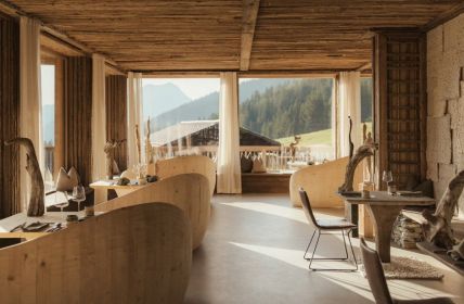 Fugenlose Microtopping(R)- und Solidro-Systeme sichern langlebige Hotelarchitektur und (Foto: Eriro Alpine Hotel, Ideal Work srl)