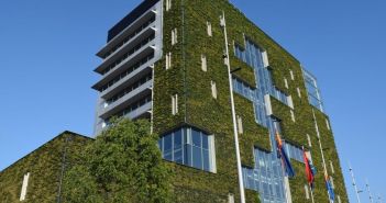 Gründächer und begrünte Fassaden bieten ganzjährigen Wärmeschutz und (Foto: Landesinnungsverband des Dachdeckerhandwerks Rheinland-Pfalz)