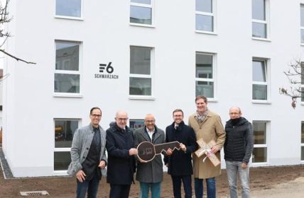 Max Bögl übergibt symbolisch Schlüssel für maxmodul Schwarzach6 (Foto: Firmengruppe Max Bögl. Florian Paul)