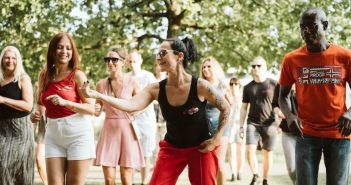 Offene Gewächshaus-Türen mit Weißwurstfrühstück, kostenlosen Workshops und Live-Musik (Foto: Kulturgewächshaus Birkenried e.V.)