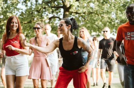 Offene Gewächshaus-Türen mit Weißwurstfrühstück, kostenlosen Workshops und Live-Musik (Foto: Kulturgewächshaus Birkenried e.V.)