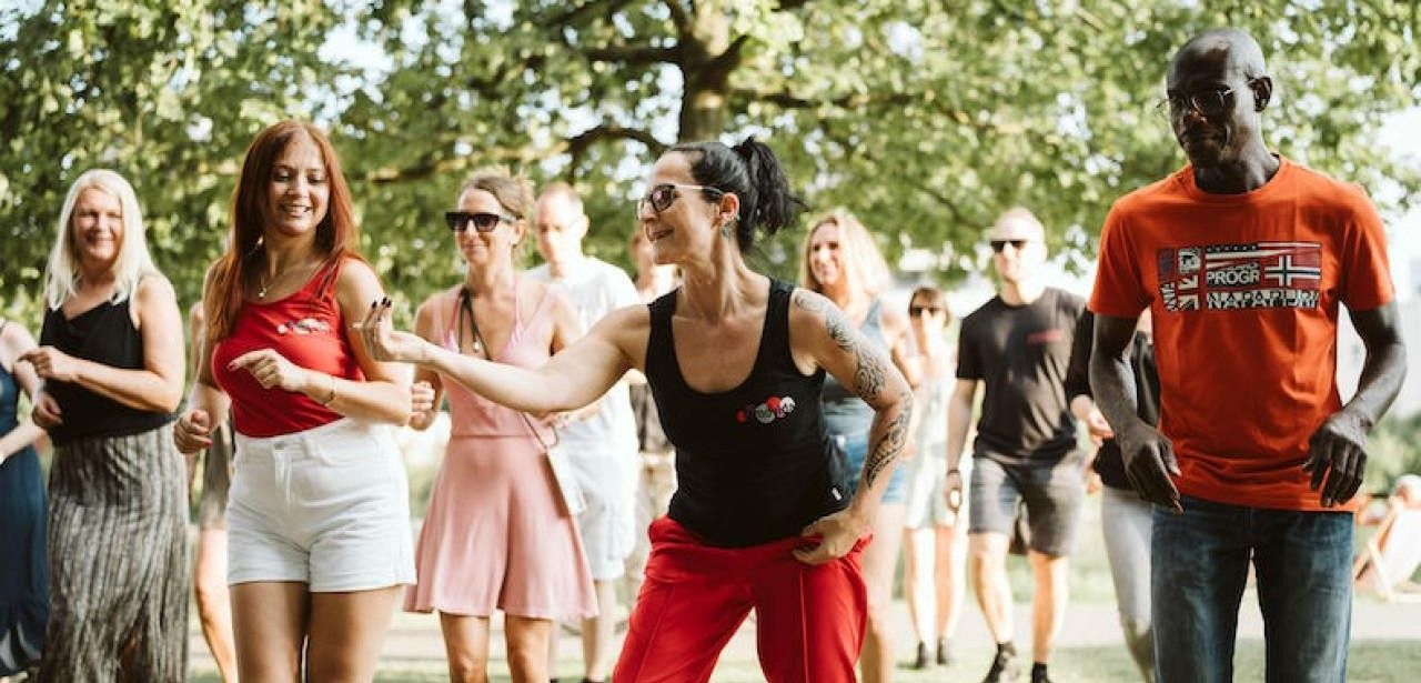 Offene Gewächshaus-Türen mit Weißwurstfrühstück, kostenlosen Workshops und Live-Musik (Foto: Kulturgewächshaus Birkenried e.V.)